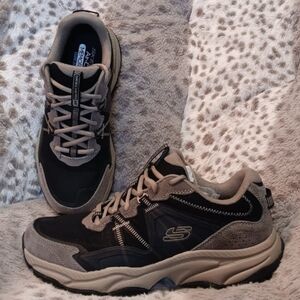Skechers Men's Black and Tan Athletic Shoes